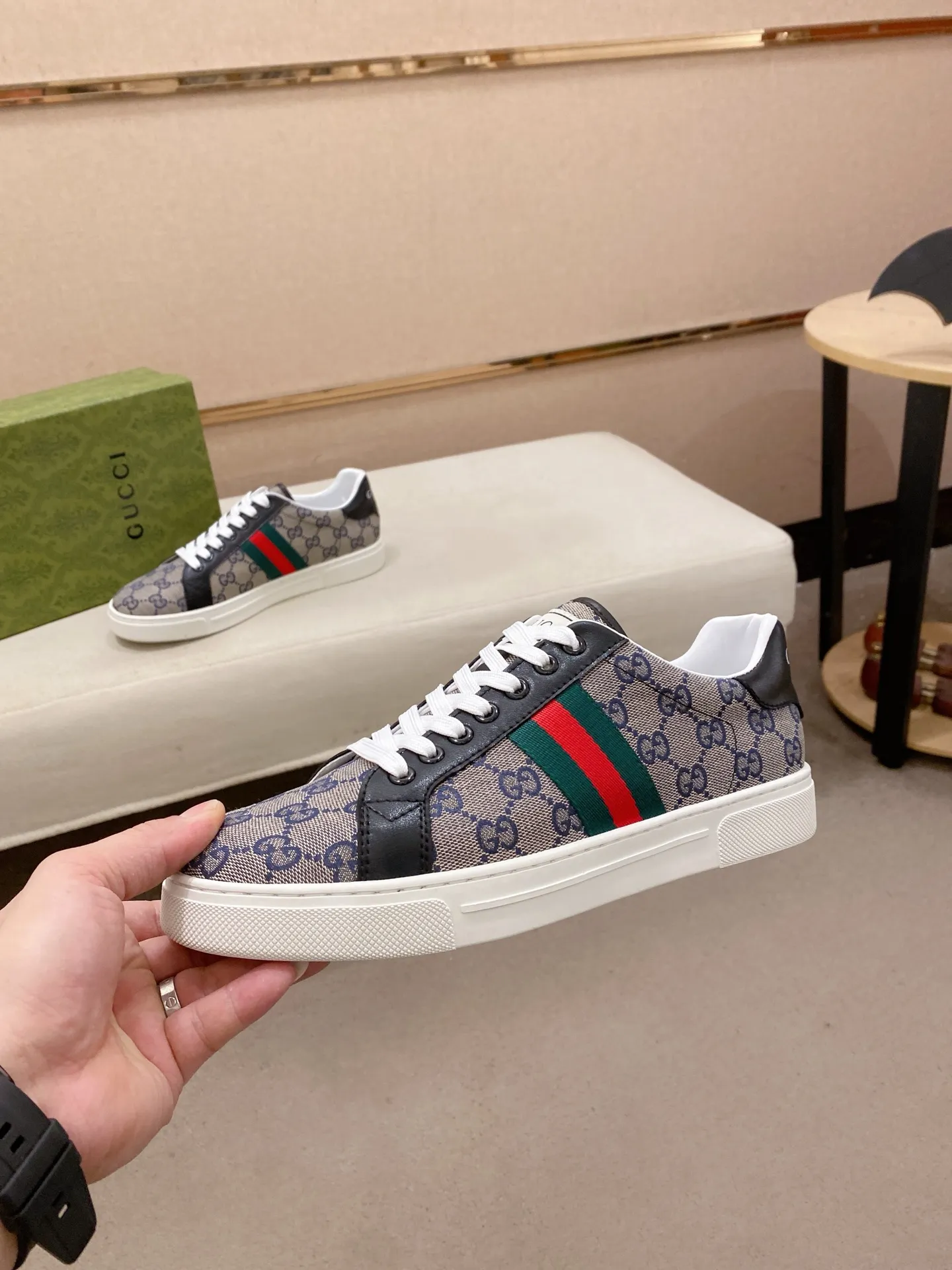 Factory price: 460💰 (GUCCI) The latest model from the official website 🎁🎁Casual and fashionable men's shoes👟, hot style 💥The version is simple and elegant, exclusive for trendy men. Unique official website latest brand elements 👑Gucci original decoration, fashionable and generous, the fabric is original cowhide ✅sheepskin lining, the official website specifies wear-resistant casual outsole, the classic model is taken in kind at the counter🎬38-44 (45 is not returned or exchanged)